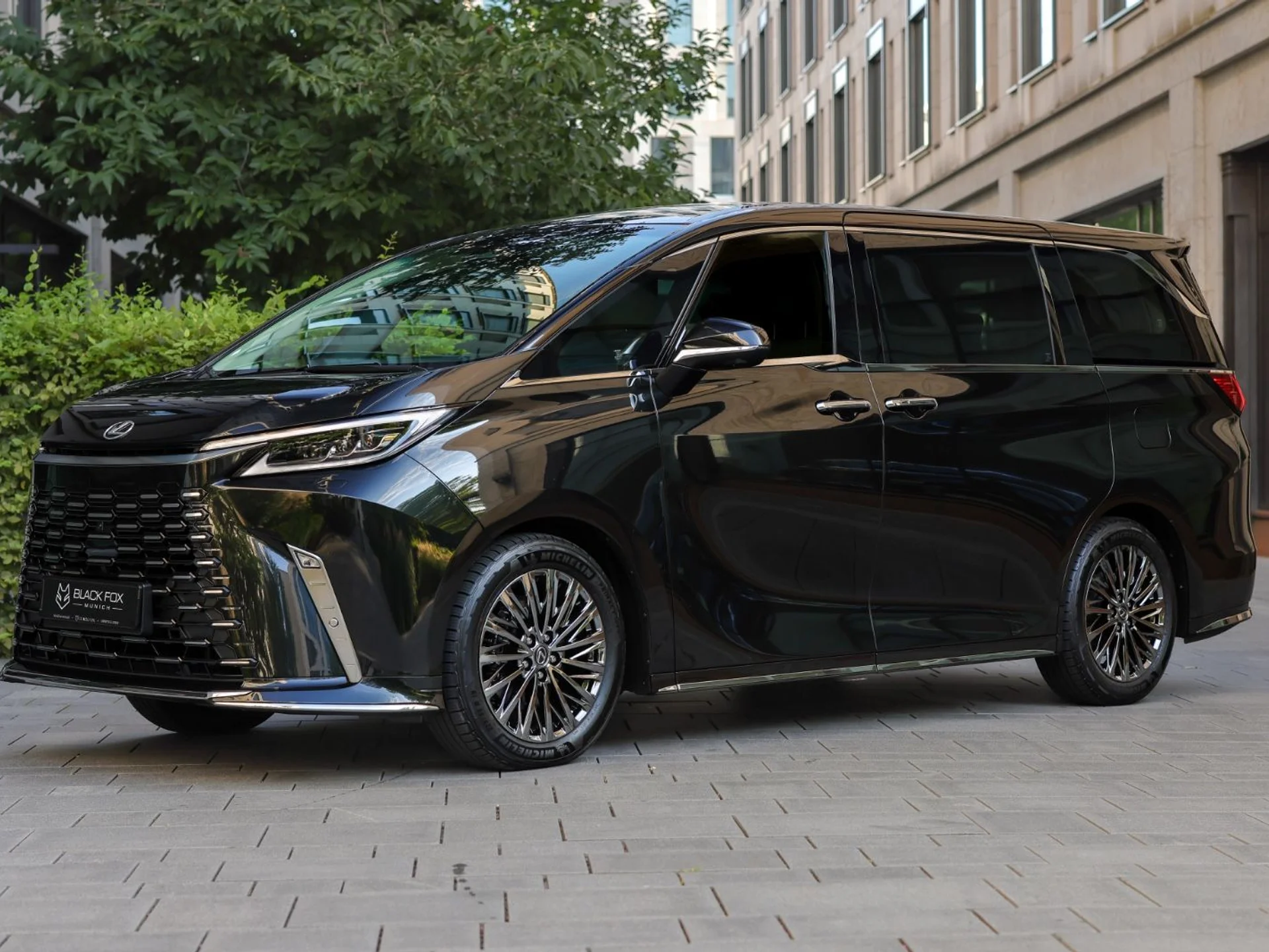LEXUS LM - Bild 1